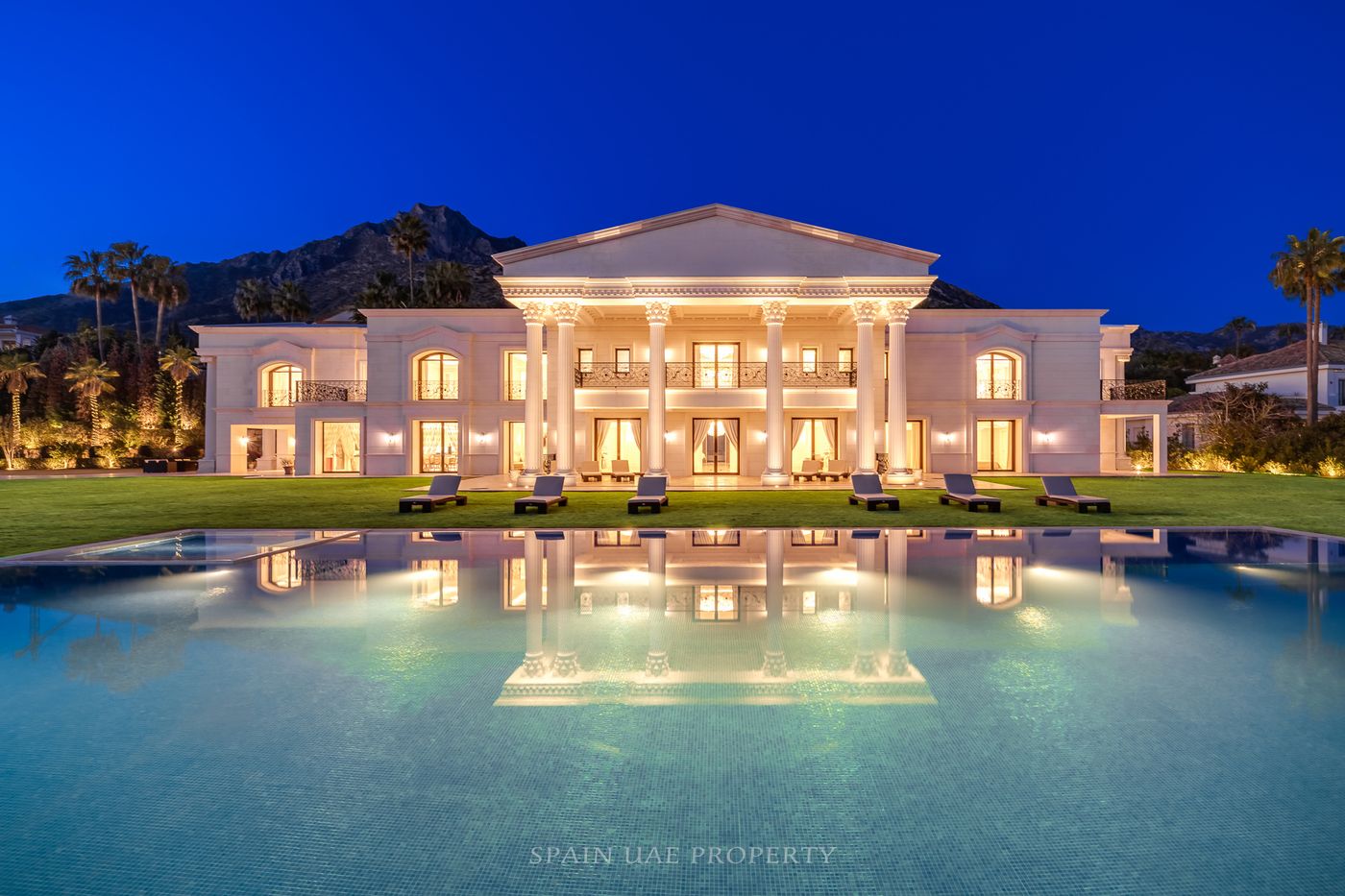 ClaudioVision — fachada de noche, Sierra Blanca, Marbella