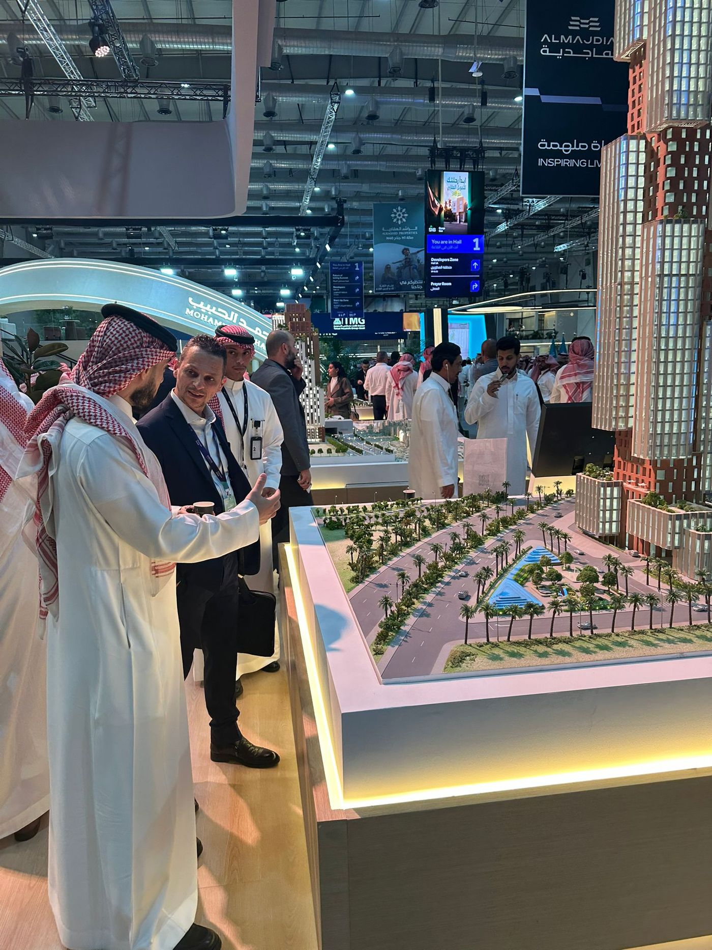 ClaudioVision — Claudio junto a delegación saudí, maqueta arquitectónica
