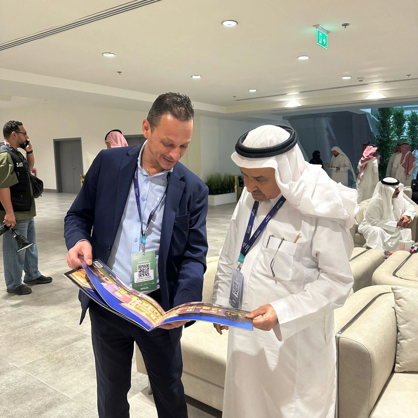 ClaudioVision — Claudio conversando con socio saudí