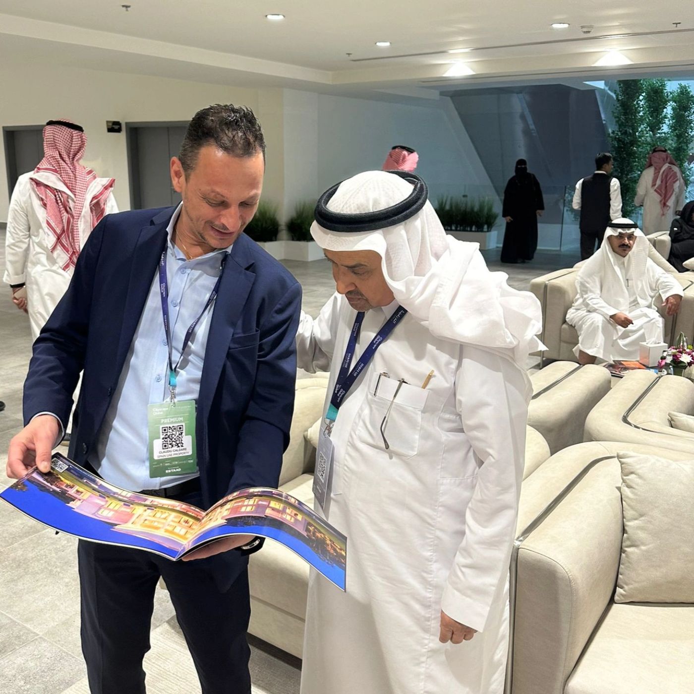 ClaudioVision — Claudio revisando dossier con socio saudí